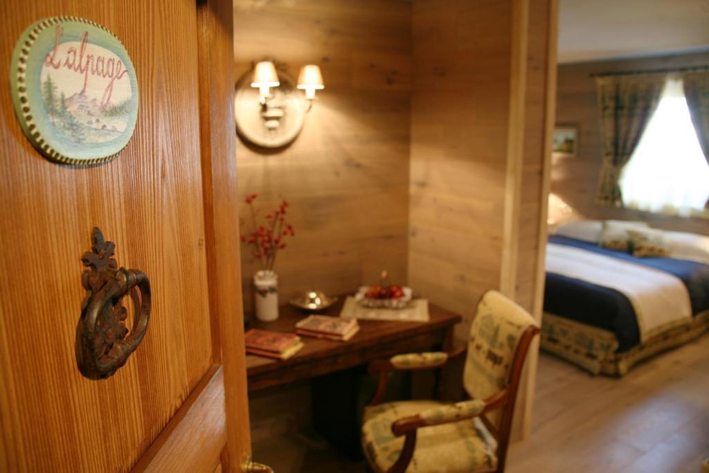Hotel Letterario Locanda Collomb La Thuile Quarto foto